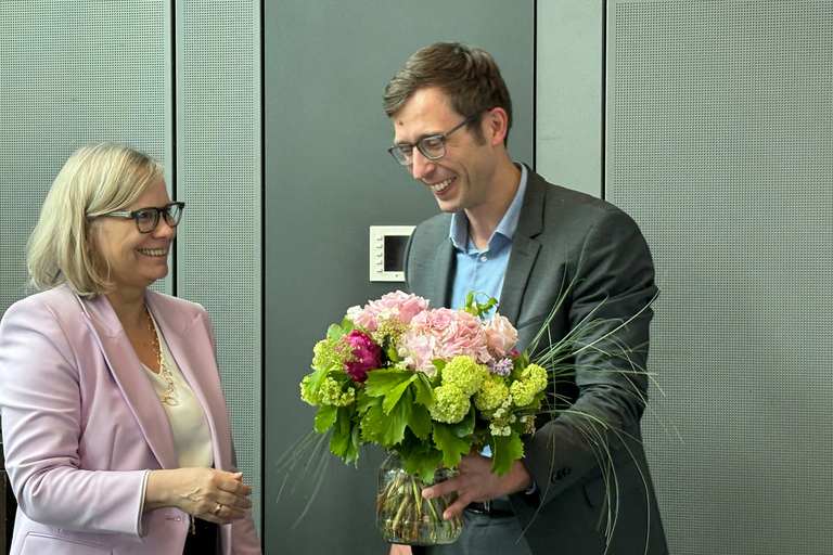 Ernesto Klengel überreicht Marlene Schmidt einen Blumenstrauß
