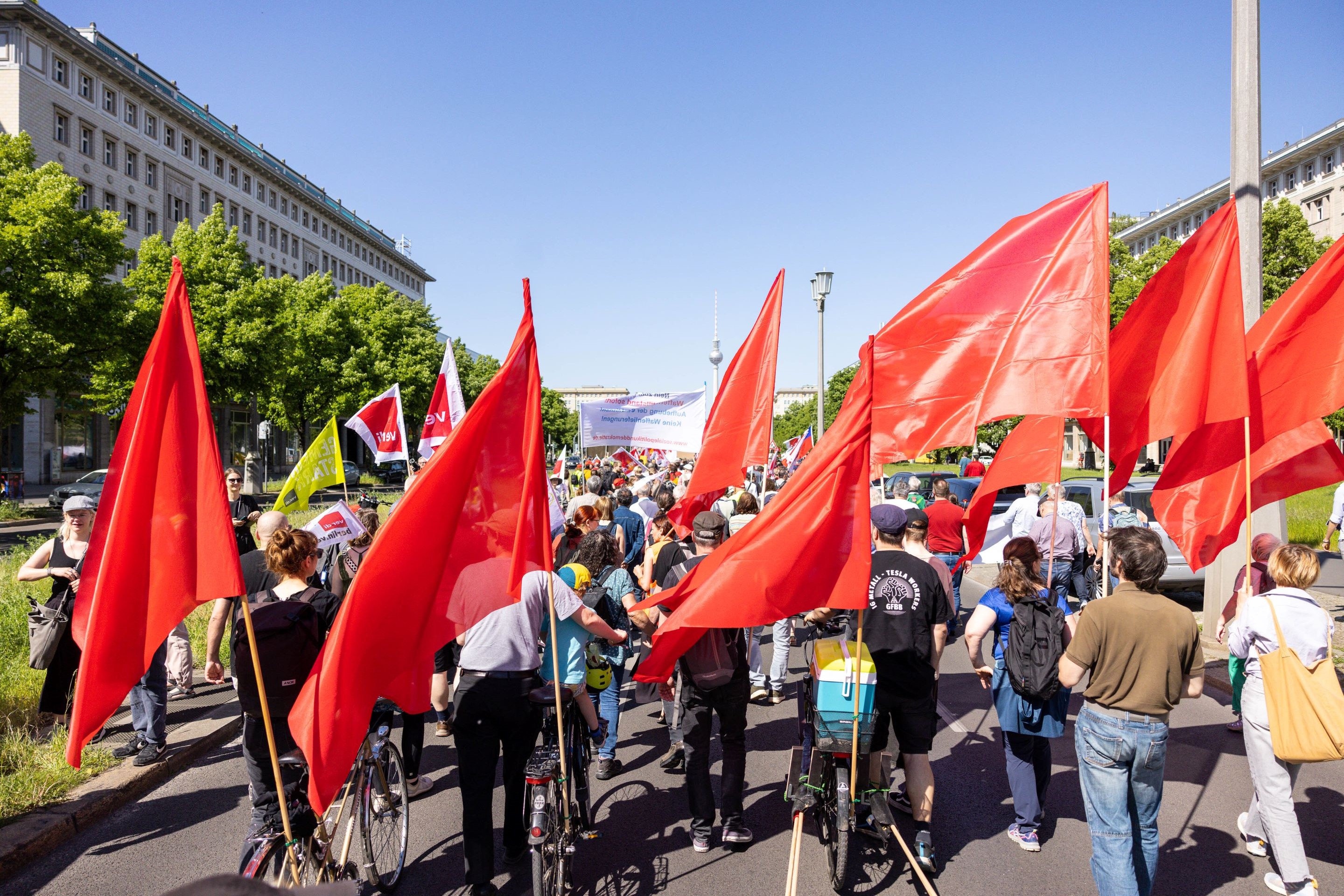 Menschen auf der Straße, rote Flaggen, Streik Ver.di